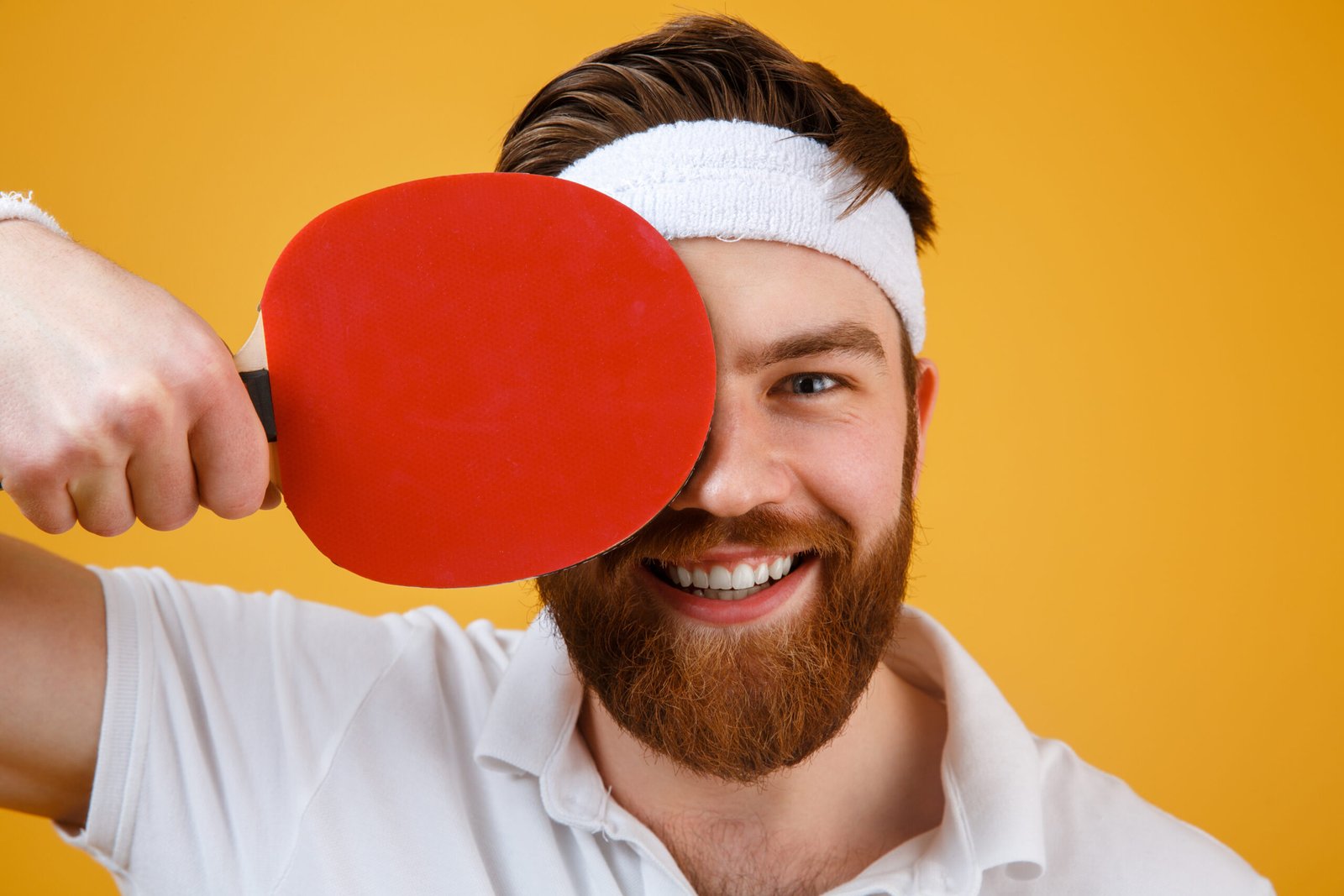 Cheerful young sportsman holding racket for table tennis. joueur tennis de table